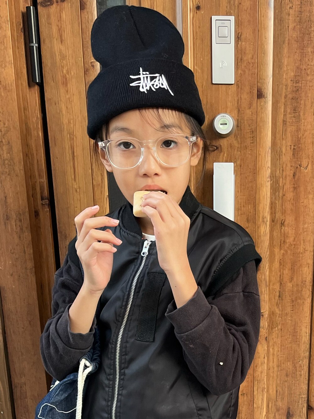 ブラック系のスウェットパンツ、ブラック系のスウェット、ブラック系のベストを着用したキッズの冬コーディネートの2枚目の写真