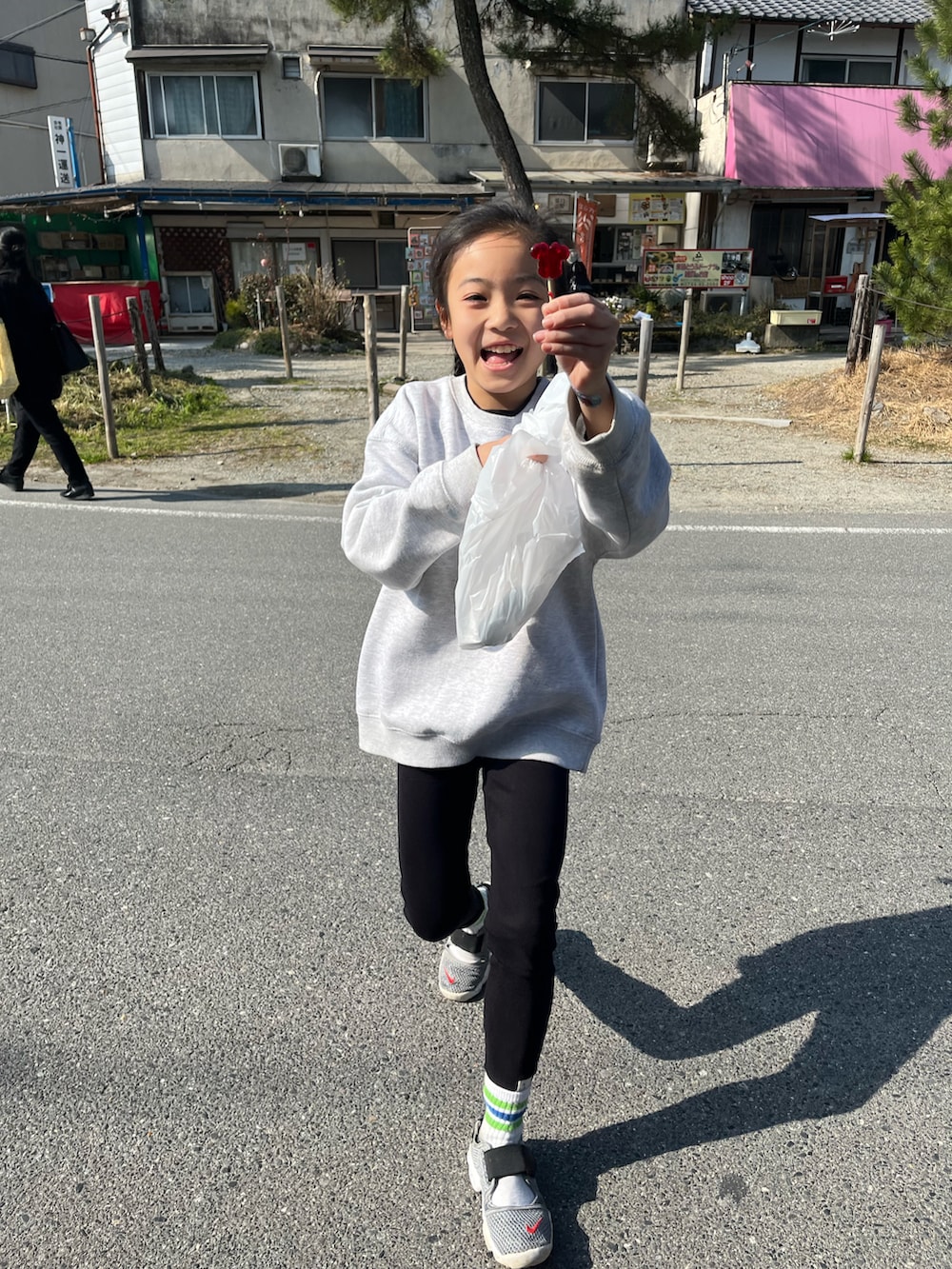 グレー系のサンダル、ブラック系のTシャツ/カットソー、ホワイト系のソックス/靴下を着用したキッズの春コーディネートの2枚目の写真