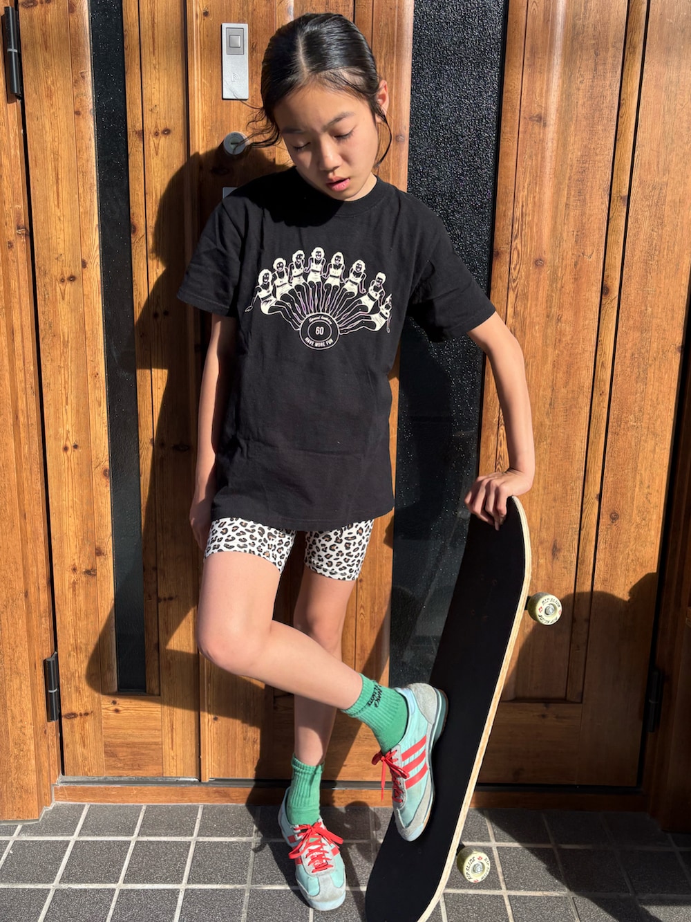 ブラック系のTシャツ/カットソー、ブルー系のスニーカー、ベージュ系のレギンス/スパッツを着用したキッズの春コーディネートの2枚目の写真