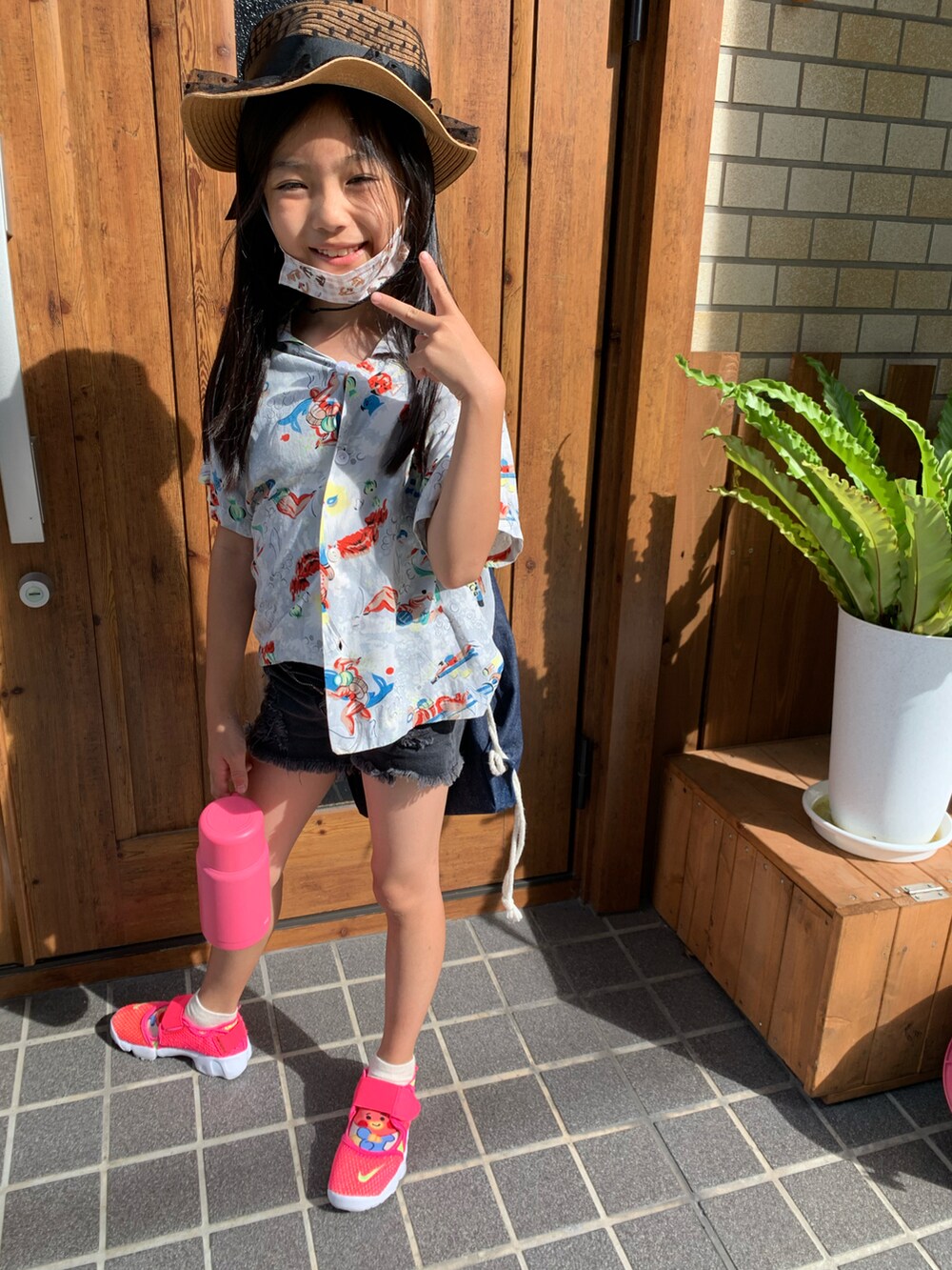 シルバー系のシャツ/ブラウス、ピンク系のスニーカー、ブラック系のデニムパンツを着用したキッズの夏コーディネートの2枚目の写真