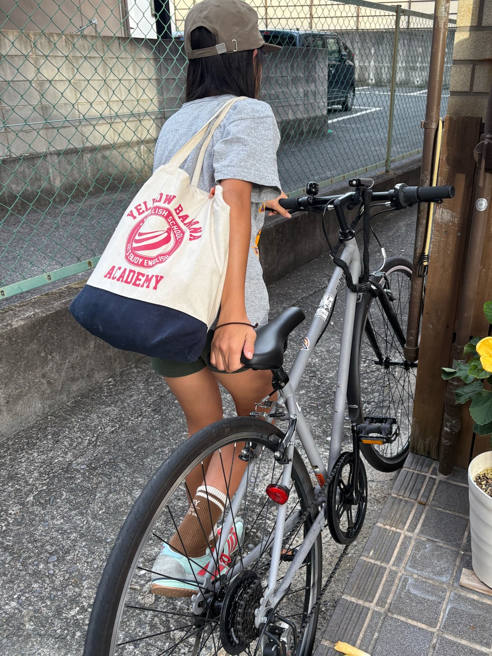 ブルー系のスニーカー、グリーン系のスウェットパンツ、グレー系のTシャツ/カットソーを着用したキッズの秋コーディネートの2枚目の写真