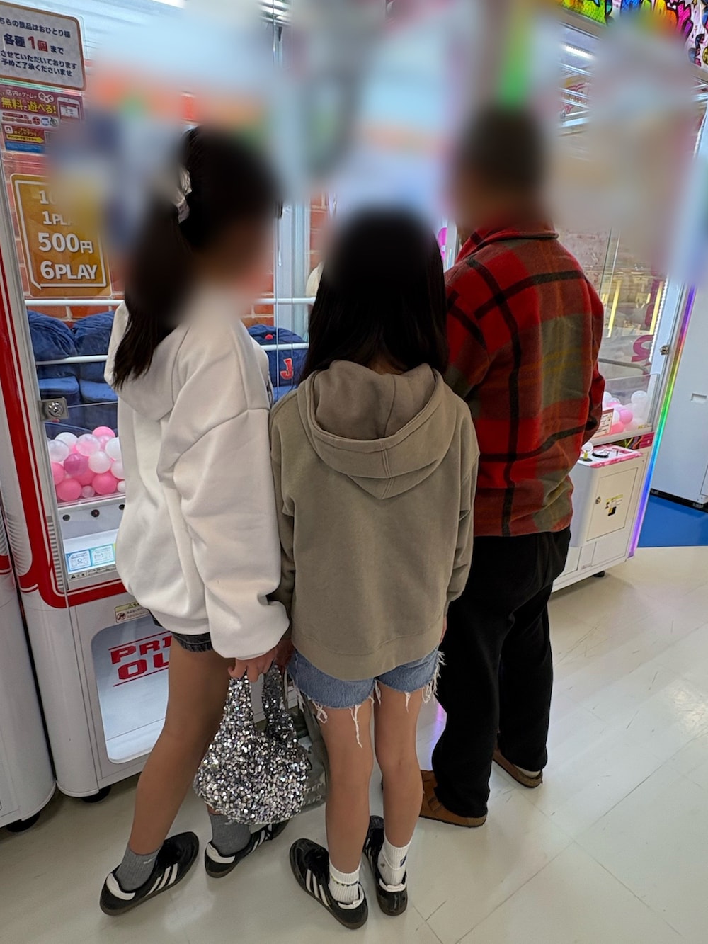 ブラック系のスニーカー、ブルー系のデニムパンツ、グレー系のパーカーを着用したキッズの春コーディネートの2枚目の写真