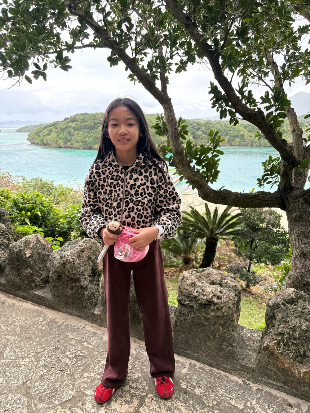 ブラウン系のパーカー、ブラウン系のスウェットパンツ、ブラウン系のスウェットを着用したキッズの冬コーディネートの2枚目の写真