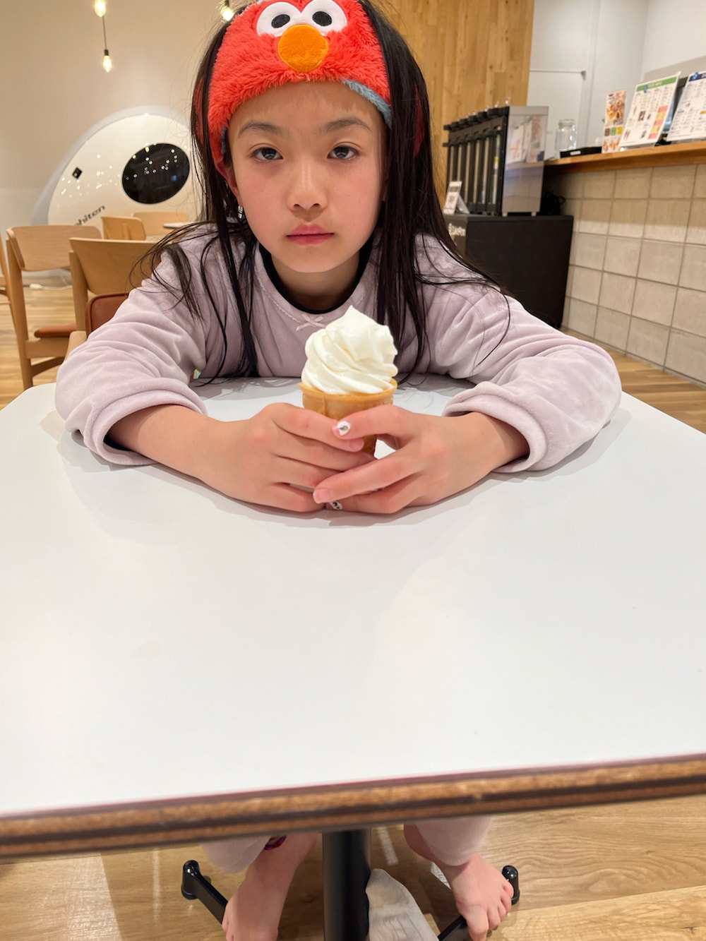 ブラック系のスニーカー、ピンク系のデニムパンツ、ブルー系のTシャツ/カットソーを着用したキッズの春コーディネートの2枚目の写真