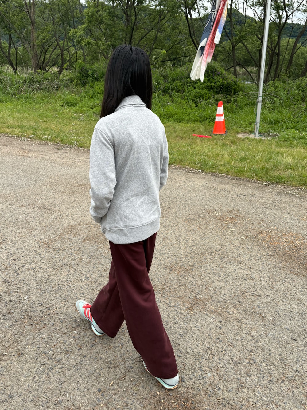 ブラウン系のスウェットパンツ、ブルー系のスニーカー、グレー系のスウェットを着用したキッズの春コーディネートの2枚目の写真