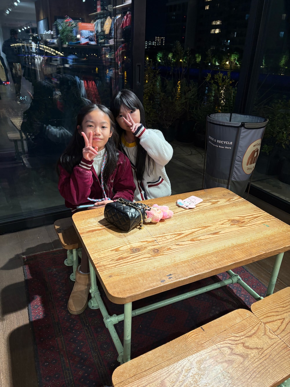 ブラウン系のジャケット/アウター、ホワイト系のニット/セーター、ブラウン系のブーツを着用したキッズの秋コーディネートの2枚目の写真