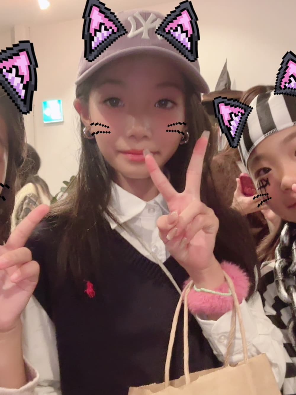 ブラック系のパーカー、ベージュ系のスカート、ブラック系のローファーを着用したキッズの秋コーディネートの3枚目の写真