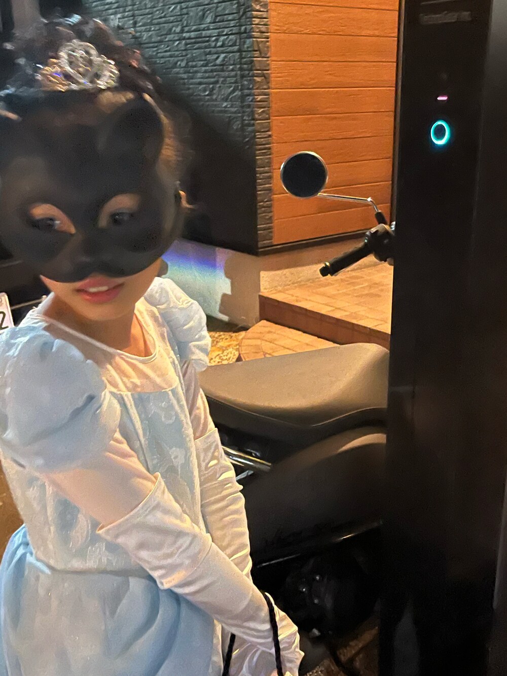 「ファッションを楽しもう、仮装、シンデレラ、古着、デニサロ、ハロウィン」｜「古着のアイテム（サロペット/オーバーオール、ブルー系）」を使った、miperoさん（キッズ・130cm）の秋コーディネートの3枚目の写真