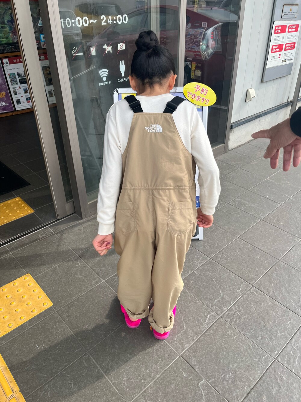 「サロペット、春のNewスタイル、UNIQLO」｜「UGGのアイテム（サンダル、ピンク系）」を使った、miperoさん（キッズ・135cm）の春コーディネートの2枚目の写真