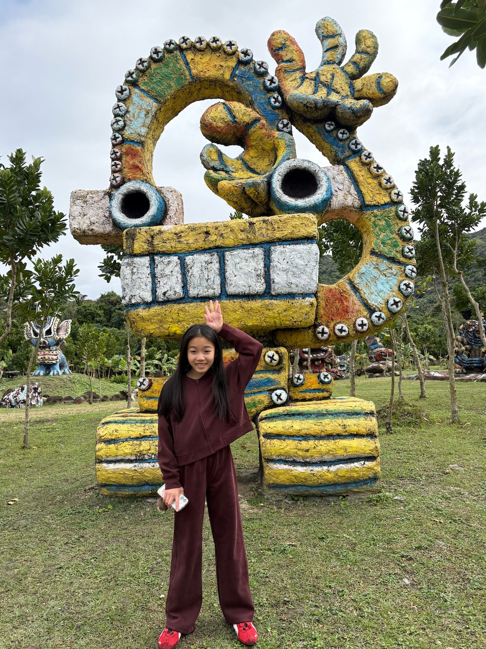 ブラウン系のパーカー、ブラウン系のスウェットパンツ、ブラウン系のスウェットを着用したキッズの冬コーディネートの3枚目の写真