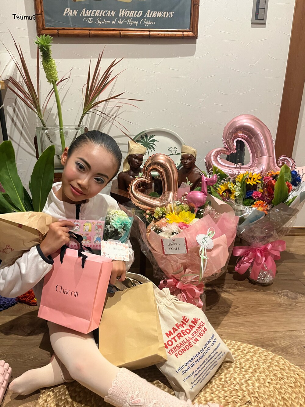 グレー系のトップス、ブラック系のレギンス/スパッツ、その他のその他を着用したキッズの夏コーディネートの3枚目の写真