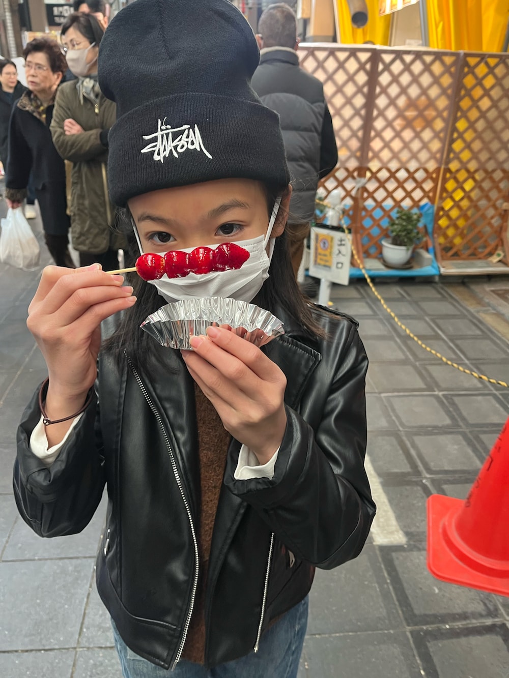 ブルー系のデニムパンツ、ベージュ系のスニーカー、ブラック系のライダースジャケットを着用したキッズの冬コーディネートの2枚目の写真