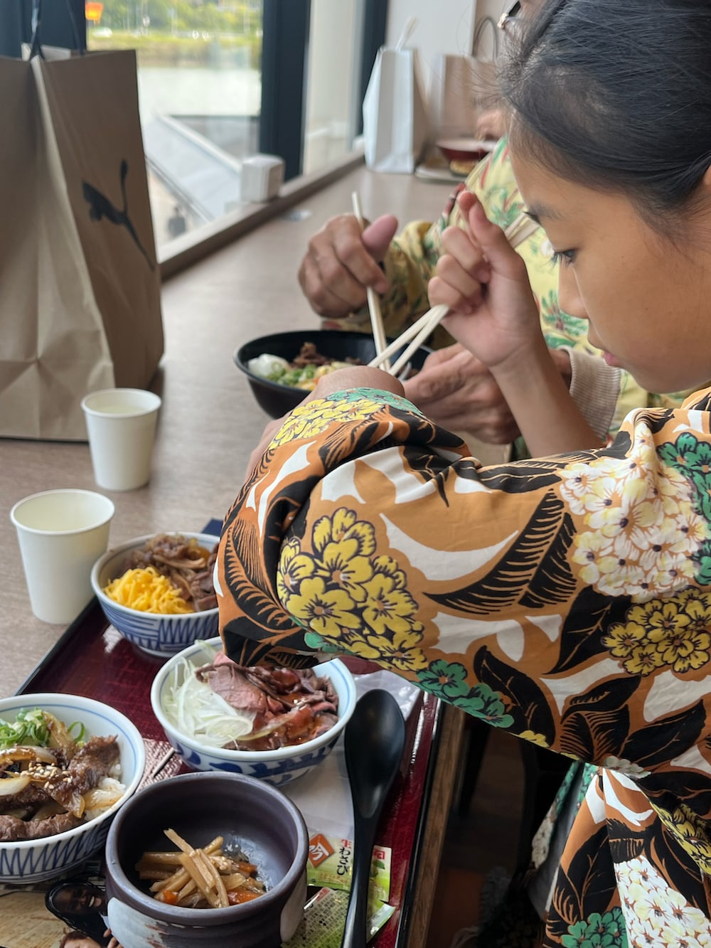 レッド系のスニーカー、ブルー系のデニムパンツ、ブラウン系のシャツ/ブラウスを着用したキッズの秋コーディネートの2枚目の写真