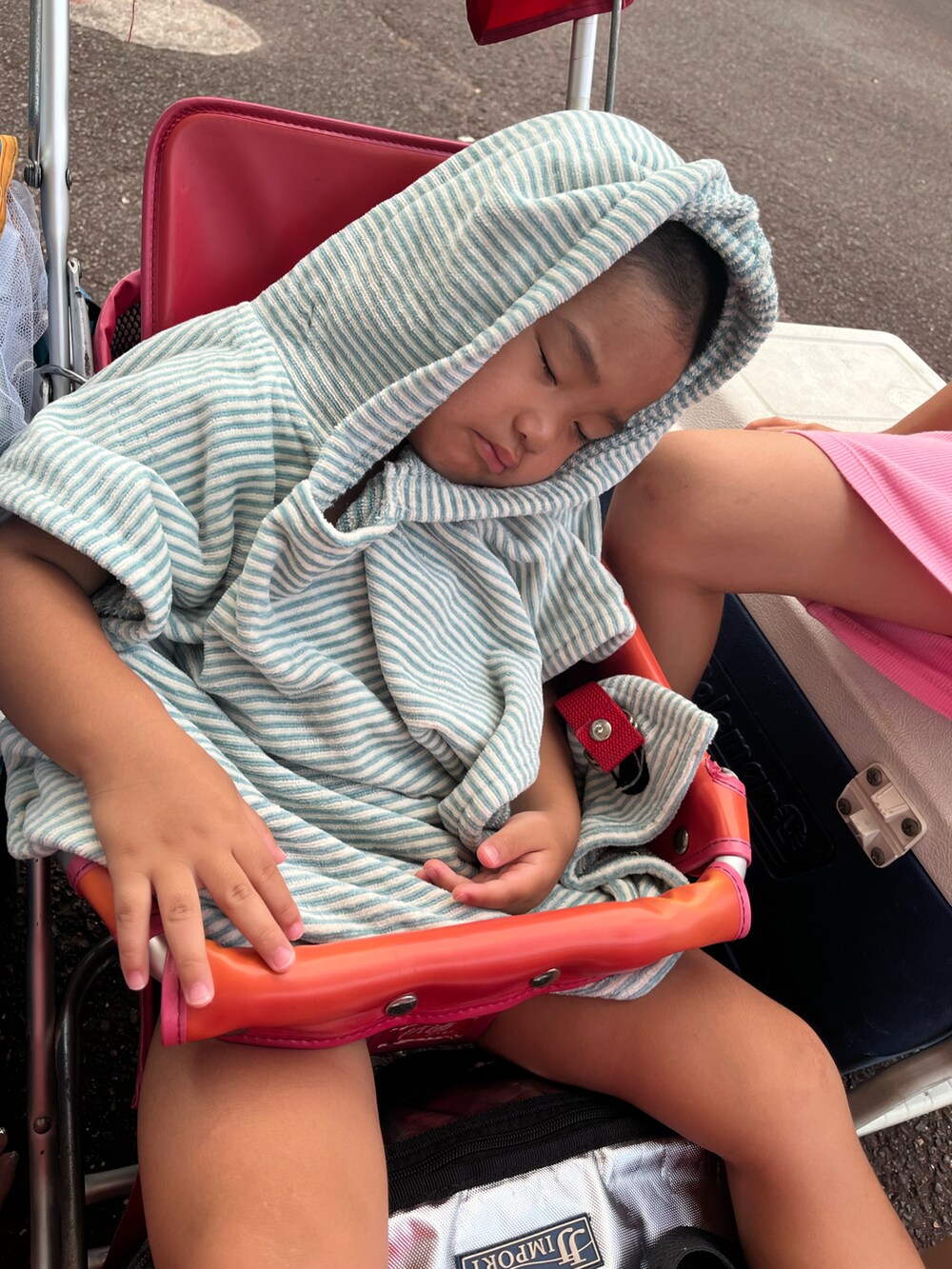 ブラック系のビーチサンダル、ピンク系のワンピース、ピンク系の帽子を着用したキッズの夏コーディネートの5枚目の写真