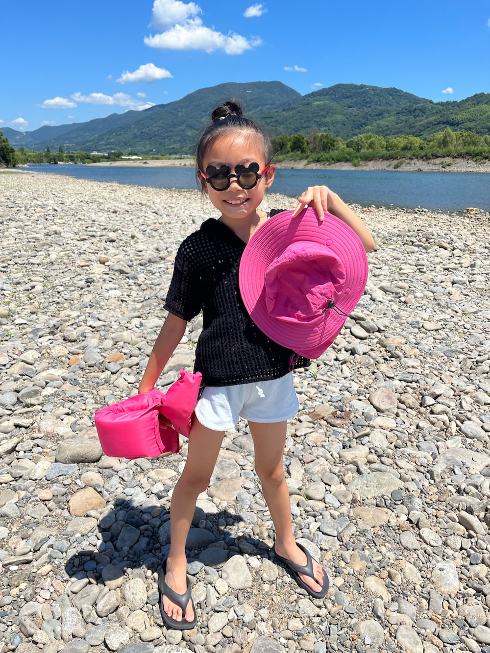 「夏コーデ、休日スタイル、水着コーデ、パイル地、ショーパン、ビーサン」｜「zozioのアイテム（水着、ブラック系）」を使った、miperoさん（キッズ・130cm）の夏コーディネートの3枚目の写真