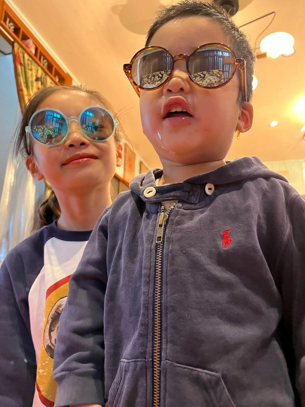 ブルー系のパンツ、グリーン系のスニーカー、ホワイト系のスウェットを着用したキッズの秋コーディネートの3枚目の写真