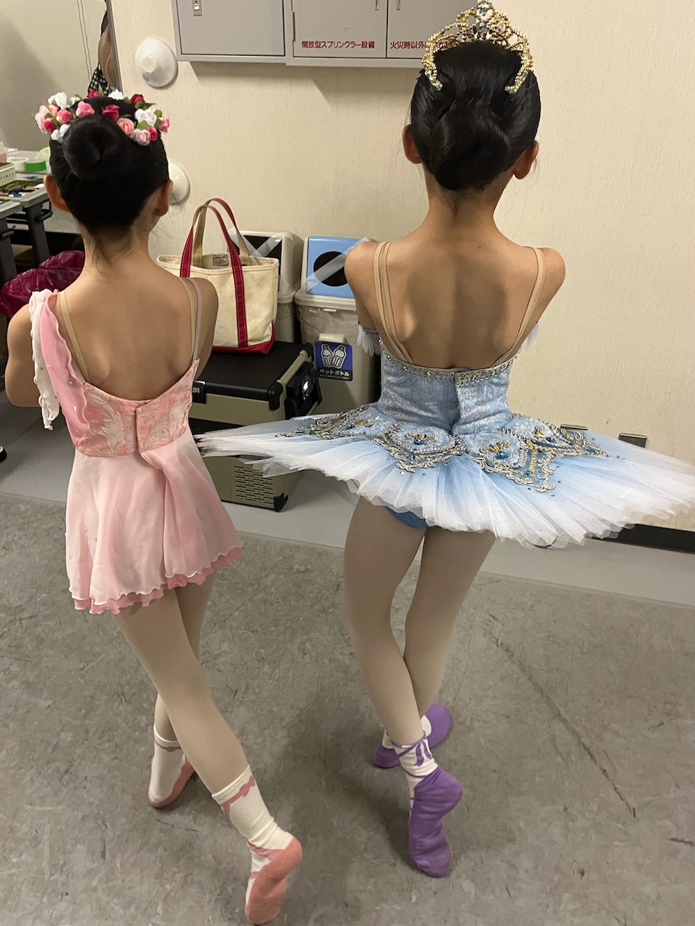 グレー系のトップス、ブラック系のレギンス/スパッツ、その他のその他を着用したキッズの夏コーディネートの2枚目の写真