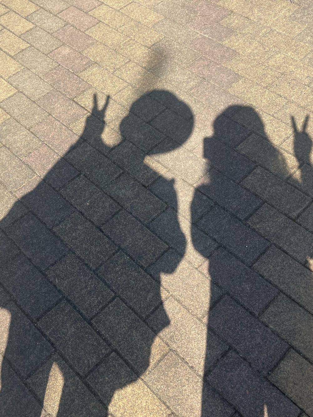 ブラック系のスニーカー、グレー系のスウェットパンツ、ブルー系のデニムジャケットを着用したキッズの春コーディネートの3枚目の写真