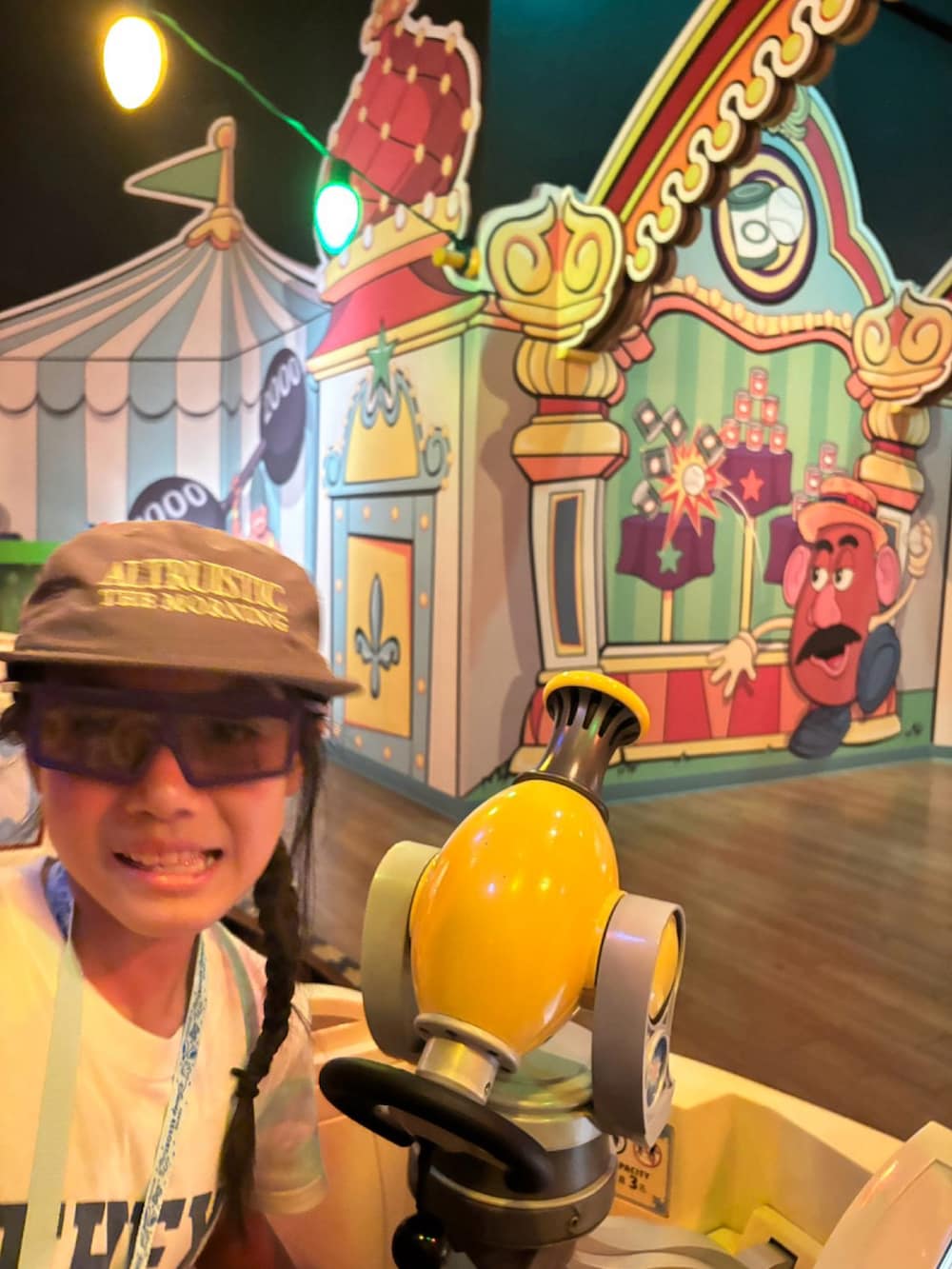 ブラウン系のスニーカー、ホワイト系のTシャツ/カットソー、ブルー系のデニムパンツを着用したキッズの夏コーディネートの3枚目の写真