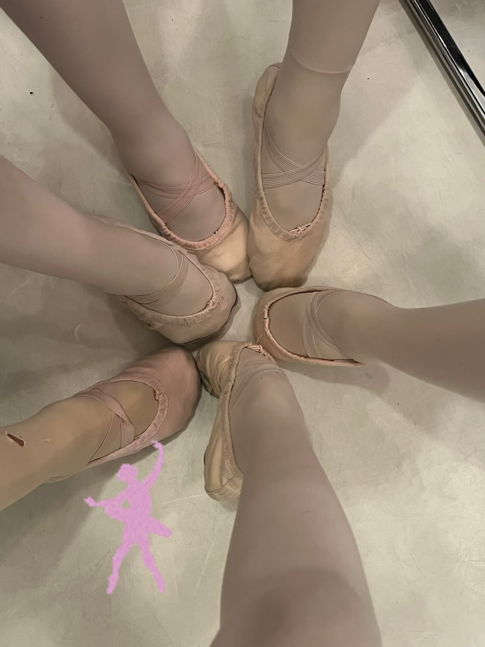 ピンク系のポロシャツ、ベージュ系のパンツ、ピンク系のスニーカーを着用したキッズの夏コーディネートの3枚目の写真