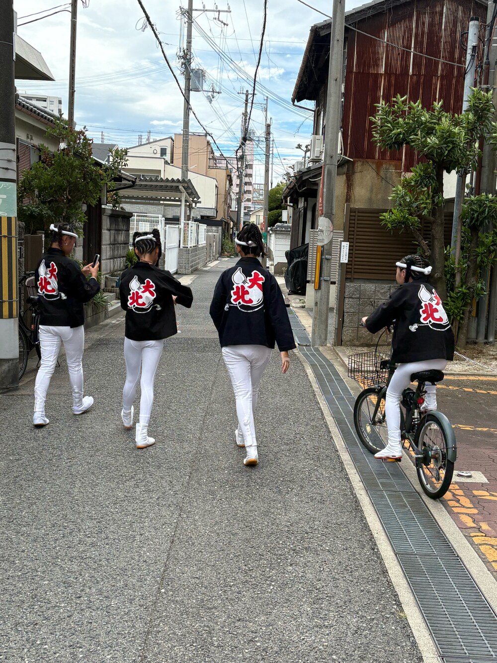ブラック系のビーチサンダル、ブラック系のワンピースを着用したキッズの秋コーディネートの3枚目の写真