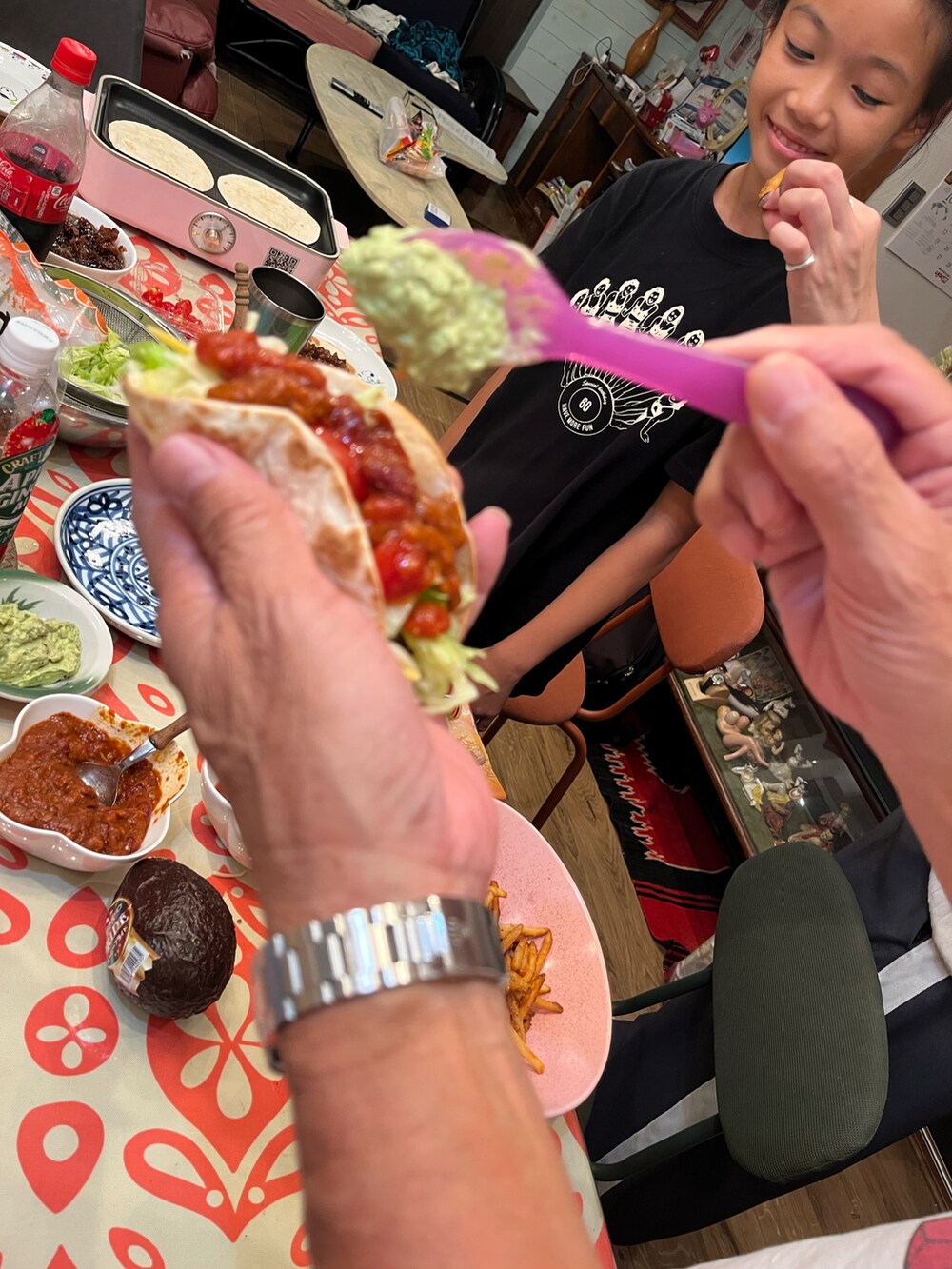 レッド系のスニーカー、ブラック系のパンツ、ブラック系のTシャツ/カットソーを着用したキッズの秋コーディネートの4枚目の写真