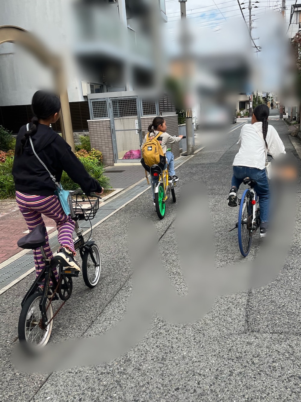 パープル系のその他パンツ、ブラック系のパーカー、ホワイト系のその他を着用したキッズの秋コーディネートの2枚目の写真