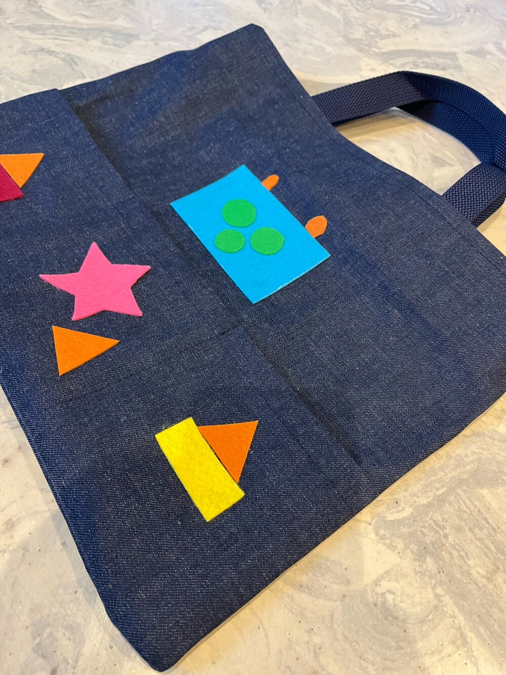 ピンク系のワンピース、ピンク系のサンダル、ブラック系のTシャツ/カットソーを着用したキッズの夏コーディネートの2枚目の写真