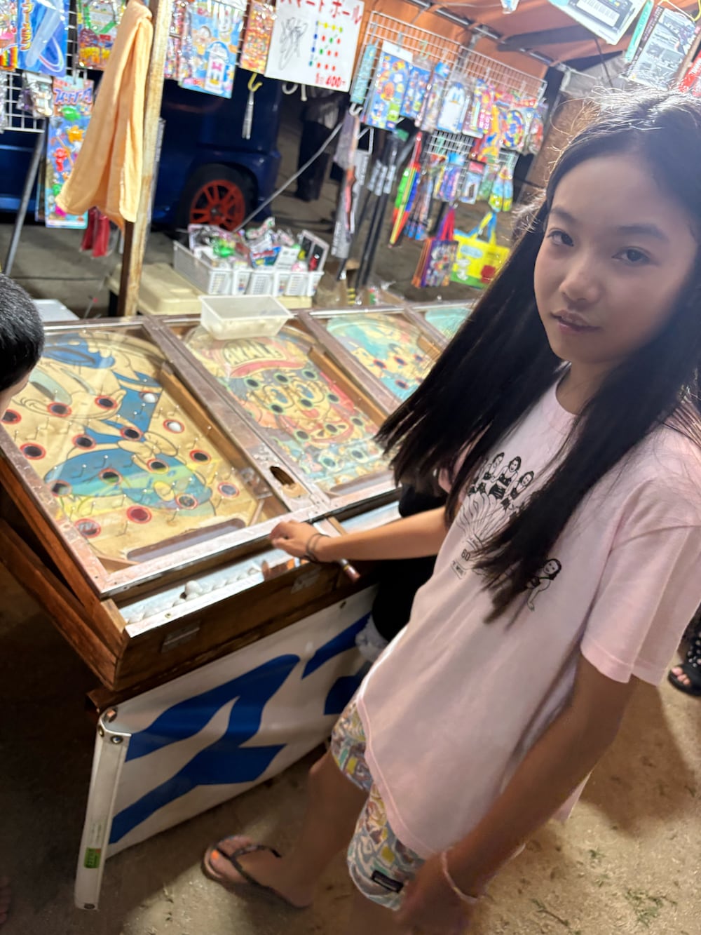その他のその他パンツ、ピンク系のTシャツ/カットソーを着用したキッズの夏コーディネートの2枚目の写真