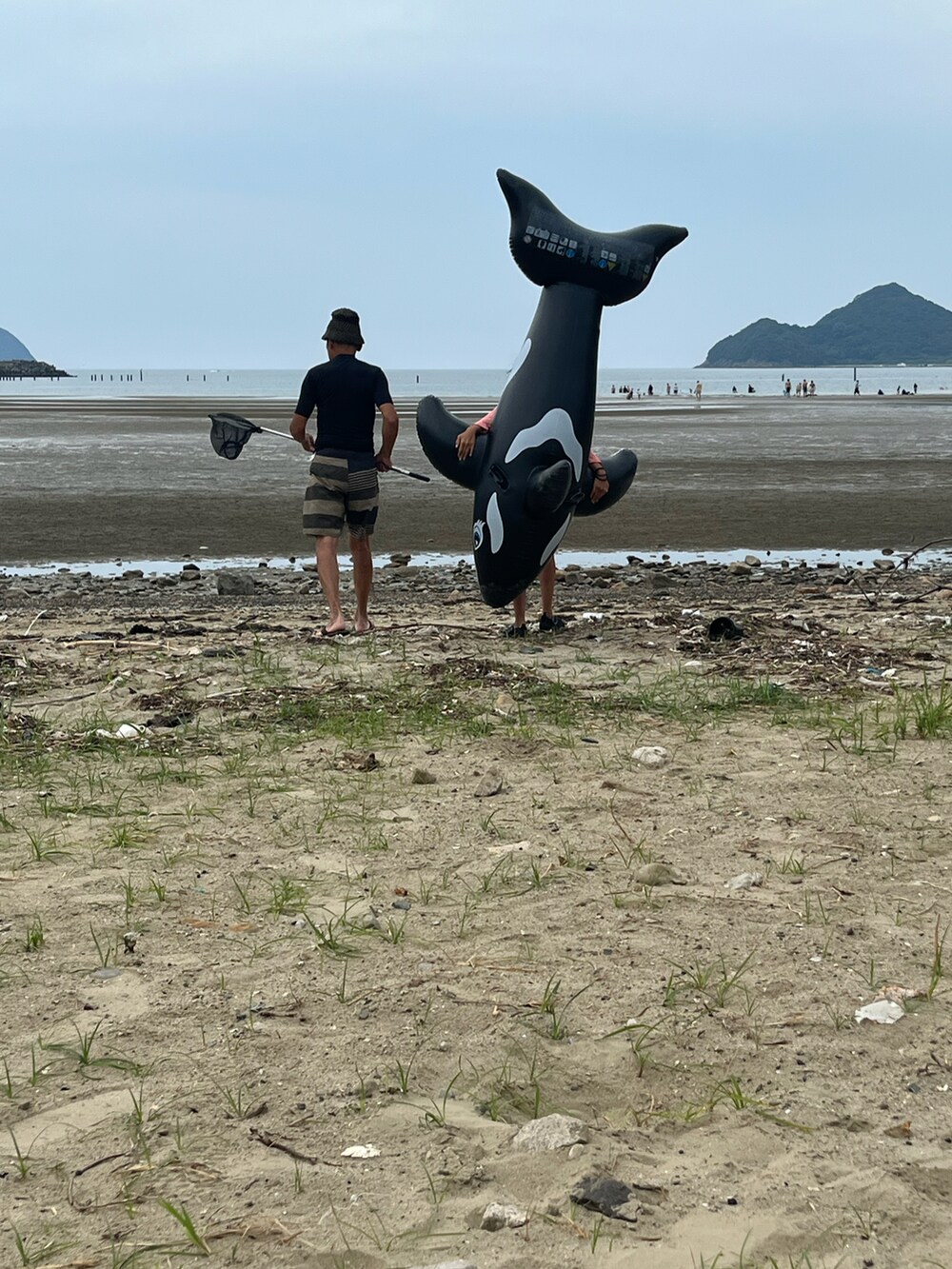 ブルー系のパンツ、ホワイト系のトップス、ブラック系のその他シューズを着用したキッズの夏コーディネートの3枚目の写真