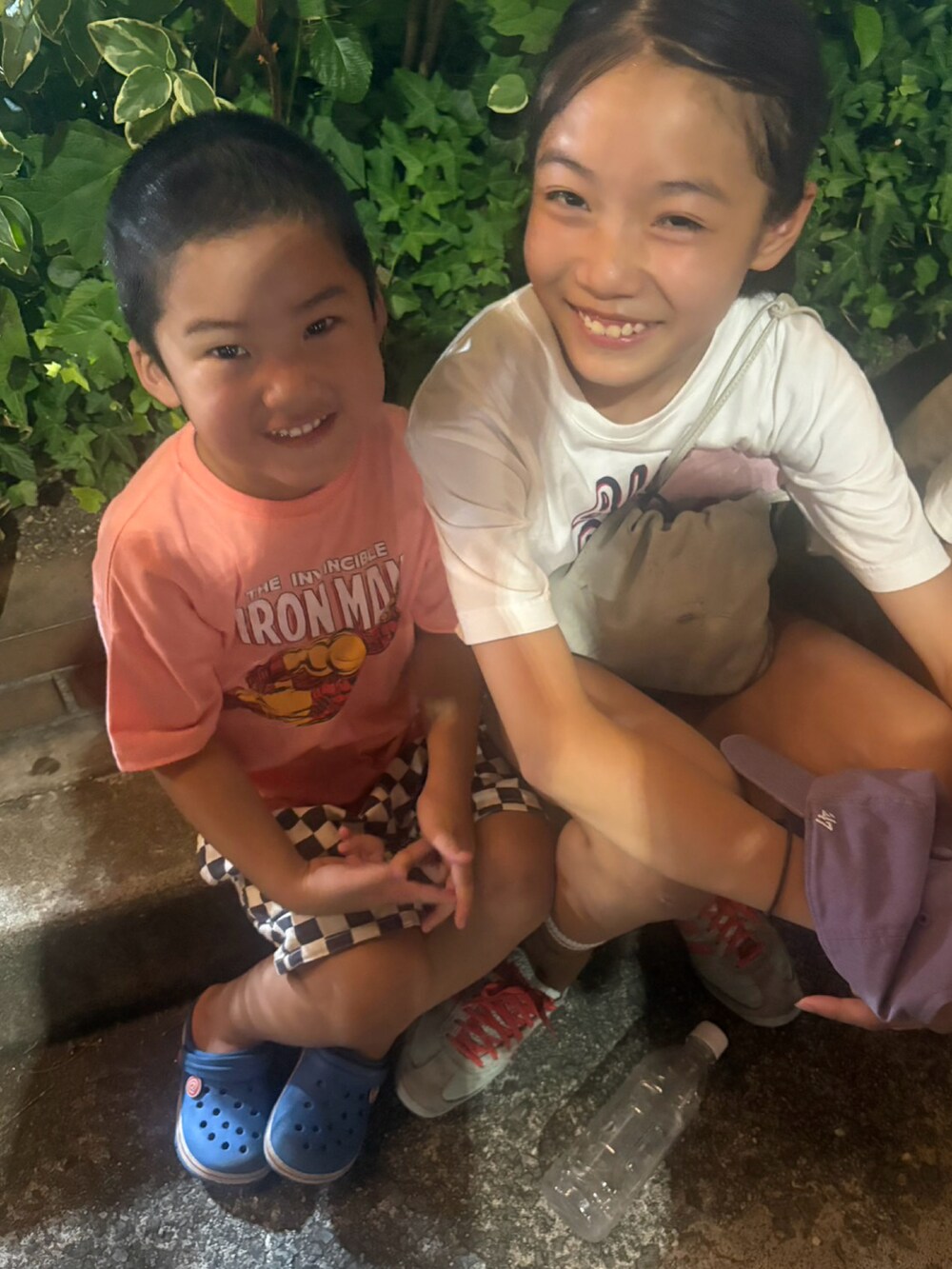 ホワイト系のTシャツ/カットソー、グレー系のパンツ、ブルー系のスニーカーを着用したキッズの夏コーディネートの4枚目の写真