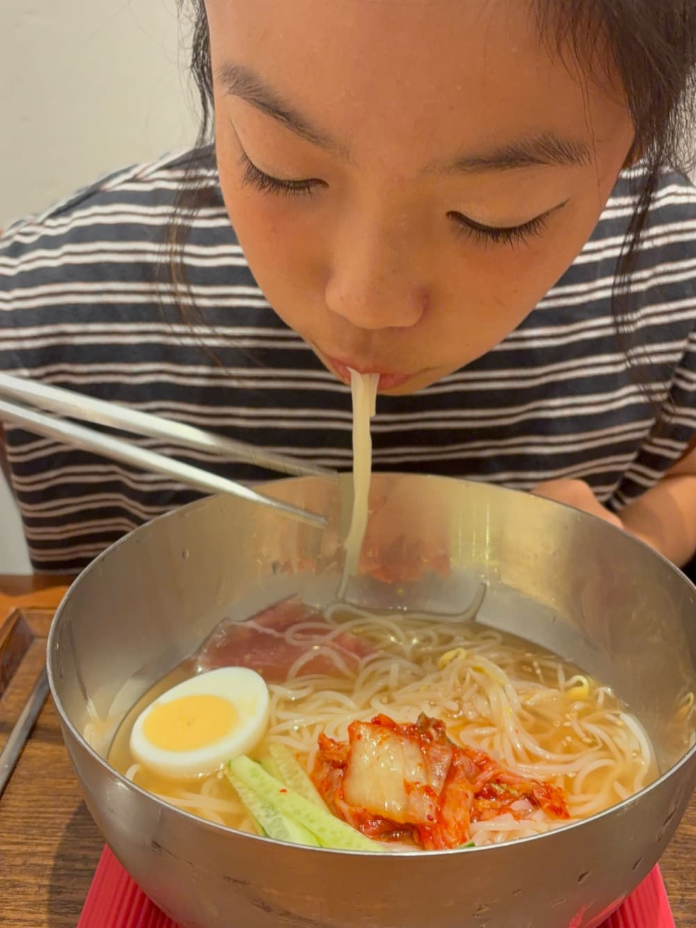 ブラウン系のスニーカー、ピンク系のその他パンツ、ブラウン系のTシャツ/カットソーを着用したキッズの秋コーディネートの2枚目の写真