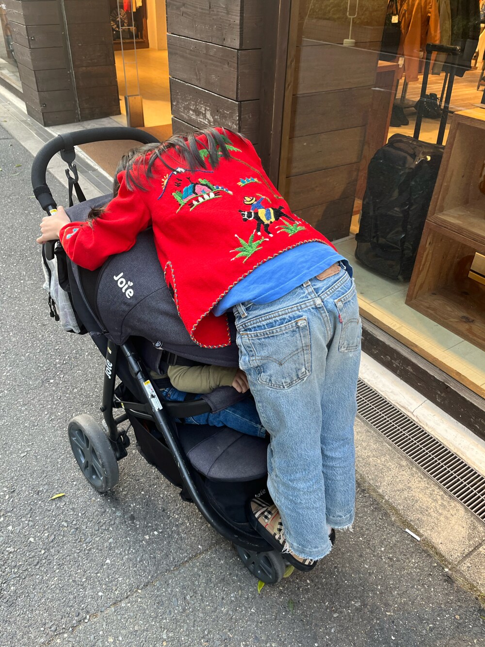 「キッズファッション、休日スタイル、お買い物スタイル、古着、チェック、デニム」｜「古着のアイテム（Tシャツ/カットソー、ブルー系）」を使った、miperoさん（キッズ・130cm）の春コーディネートの2枚目の写真