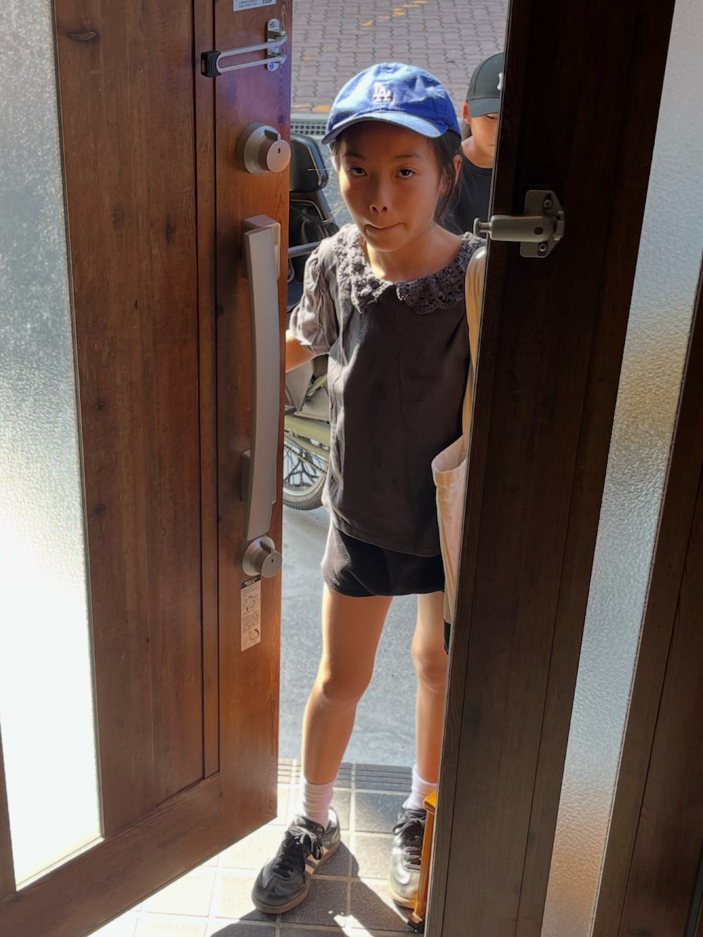 ブラック系のその他シューズ、ブラック系のその他パンツ、ブラック系のTシャツ/カットソーを着用したキッズの夏コーディネートの2枚目の写真