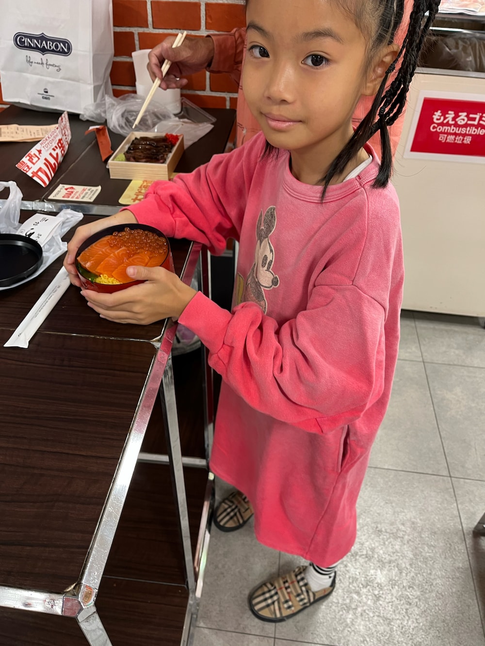 ベージュ系のスニーカー、ピンク系のワンピース、ホワイト系のソックス/靴下を着用したキッズの秋コーディネートの2枚目の写真