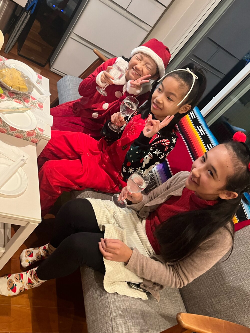 「冬コーデ、サンタ風、サロペット、クリスマスに着たい服、ニット帽」｜「古着のアイテム（オールインワン・サロペット、レッド系）」を使った、miperoさん（キッズ・135cm）の冬コーディネートの2枚目の写真
