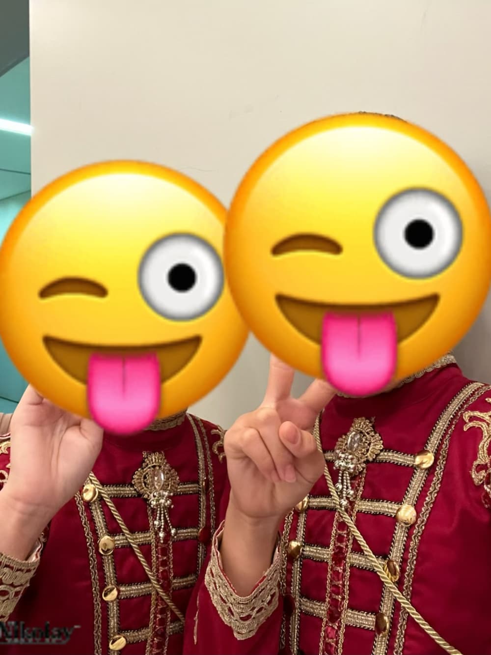 ピンク系のポロシャツ、ベージュ系のパンツ、ピンク系のスニーカーを着用したキッズの夏コーディネートの2枚目の写真