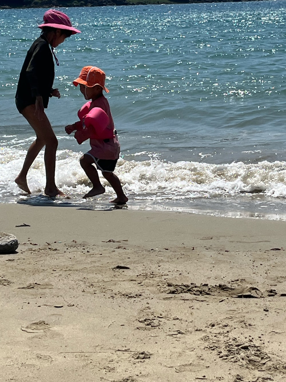 ホワイト系のオールインワン・サロペット、ホワイト系のサンダルを着用したキッズの夏コーディネートの2枚目の写真