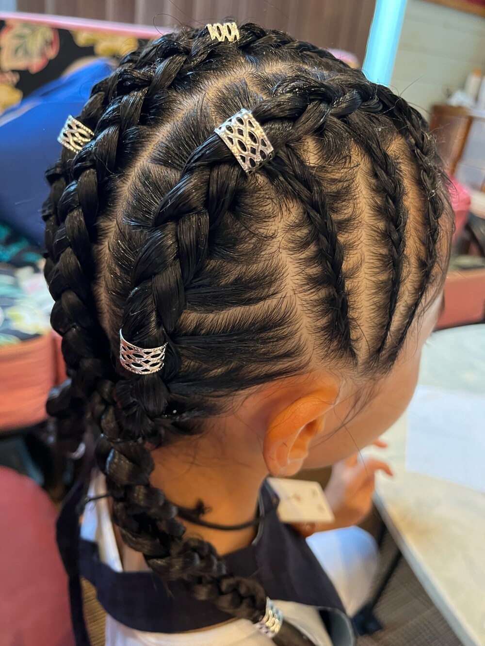 ブラック系のパンツ、ブラック系のビーチサンダル、ホワイト系のトップスを着用したキッズの秋コーディネートの2枚目の写真