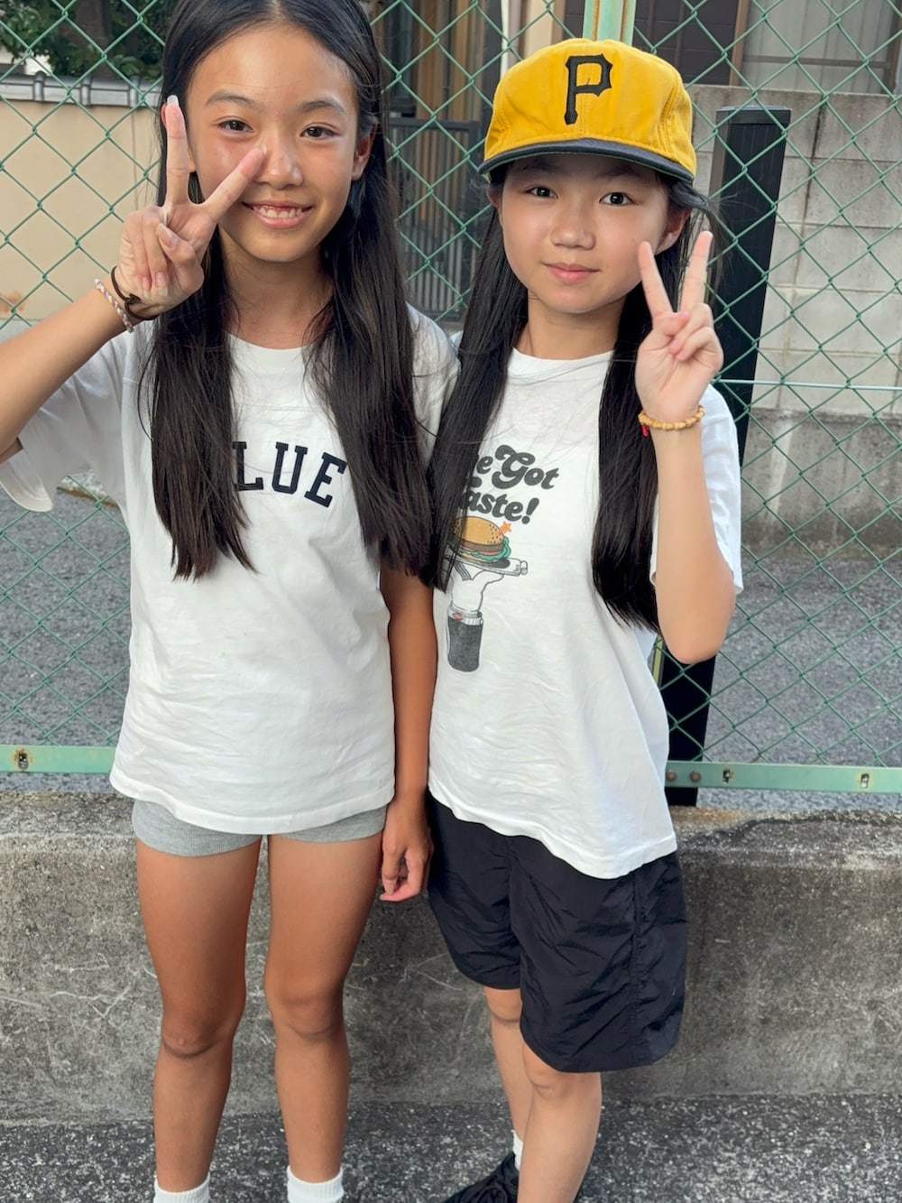 ブラウン系のスニーカー、グレー系のその他パンツ、ホワイト系のTシャツ/カットソーを着用したキッズの夏コーディネートの3枚目の写真