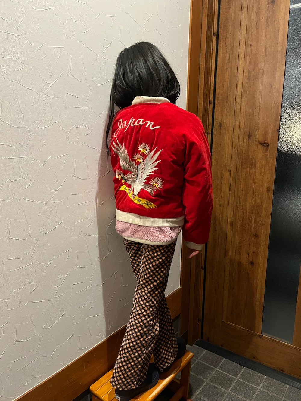 ブルー系のレインシューズ、ブラウン系のその他パンツ、ピンク系のトップスを着用したキッズの冬コーディネートの2枚目の写真