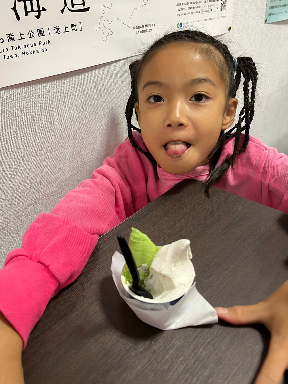 ベージュ系のスニーカー、ピンク系のワンピース、ホワイト系のソックス/靴下を着用したキッズの秋コーディネートの3枚目の写真