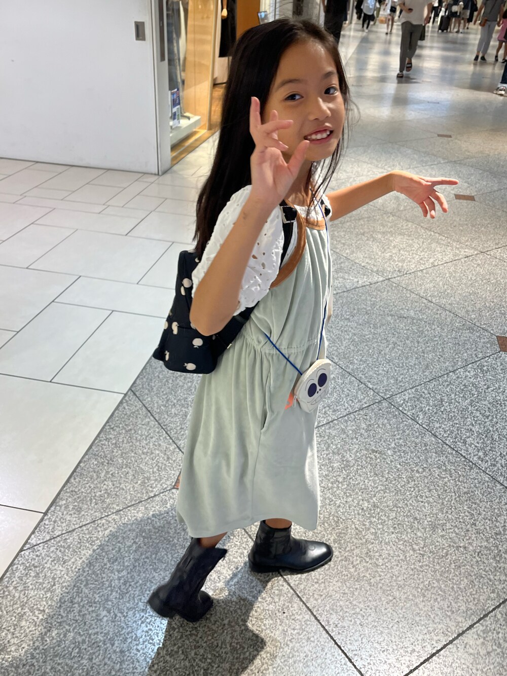 ホワイト系のシャツ/ブラウス、グリーン系のワンピース、ブラック系のブーツを着用したキッズの秋コーディネートの2枚目の写真