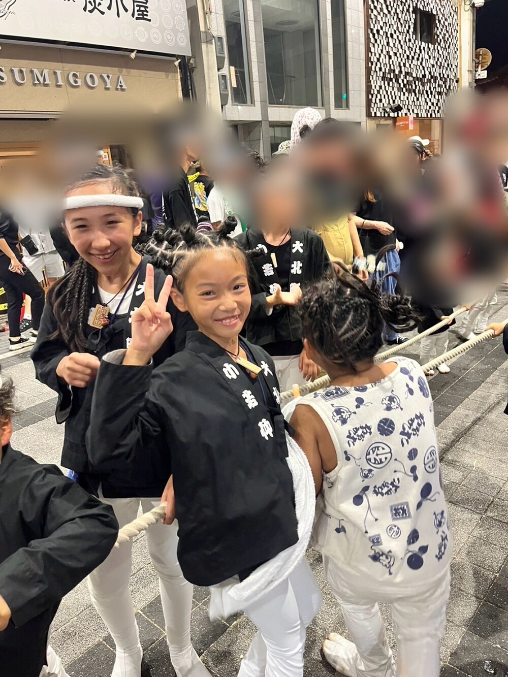 ホワイト系のスウェットパンツ、ブラック系のタンクトップ、ブラック系のTシャツ/カットソーを着用したキッズの秋コーディネートの2枚目の写真