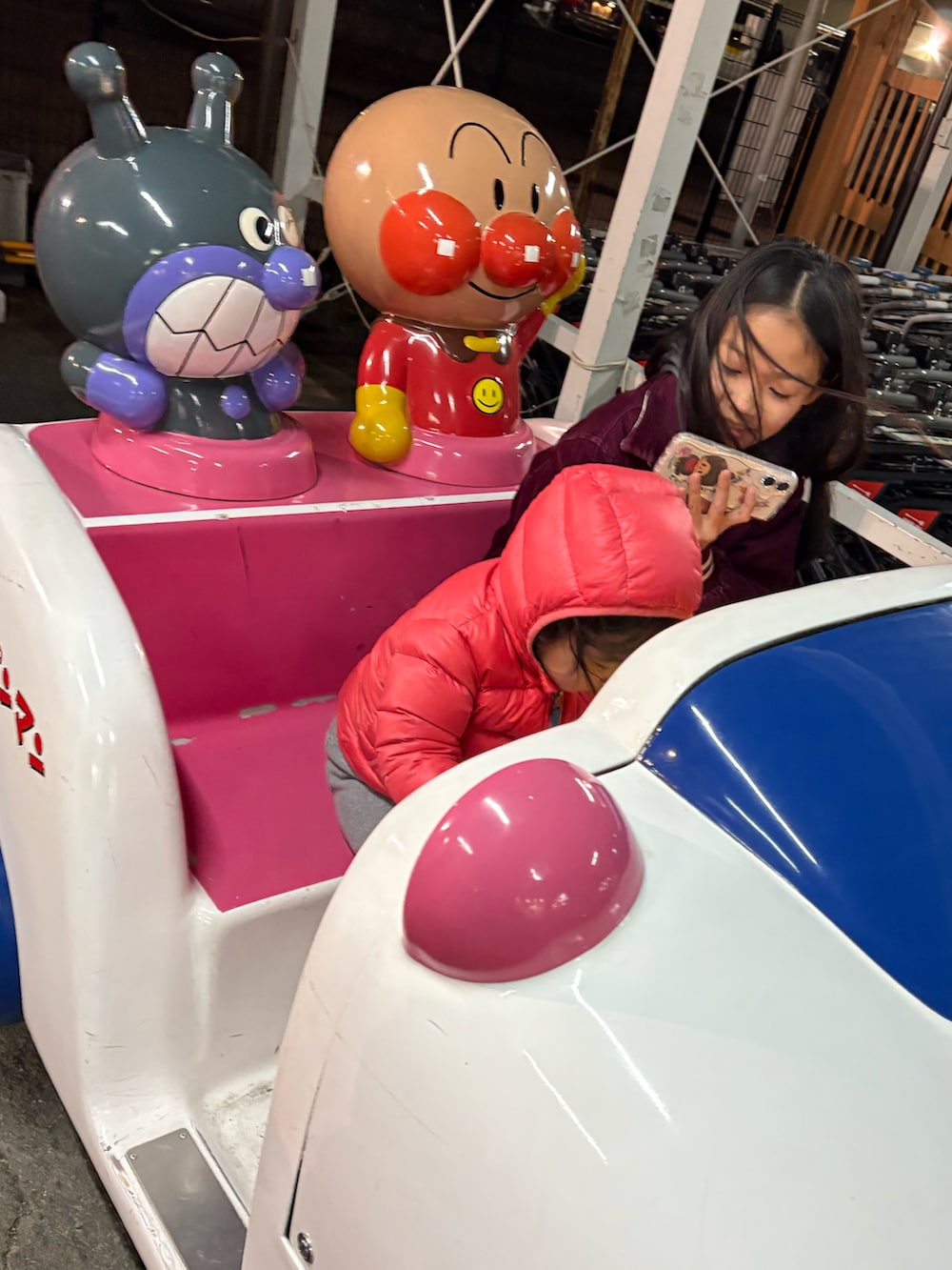 ブラウン系のブーツ、グレー系のその他パンツ、ブラウン系のジャケット/アウターを着用したキッズの冬コーディネートの2枚目の写真