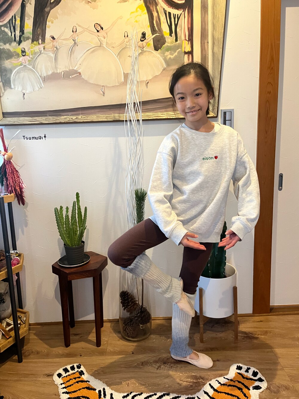 ブルー系のブーツ、ブラック系のチェスターコート、ブラウン系のレギンス/スパッツを着用したキッズの冬コーディネートの2枚目の写真