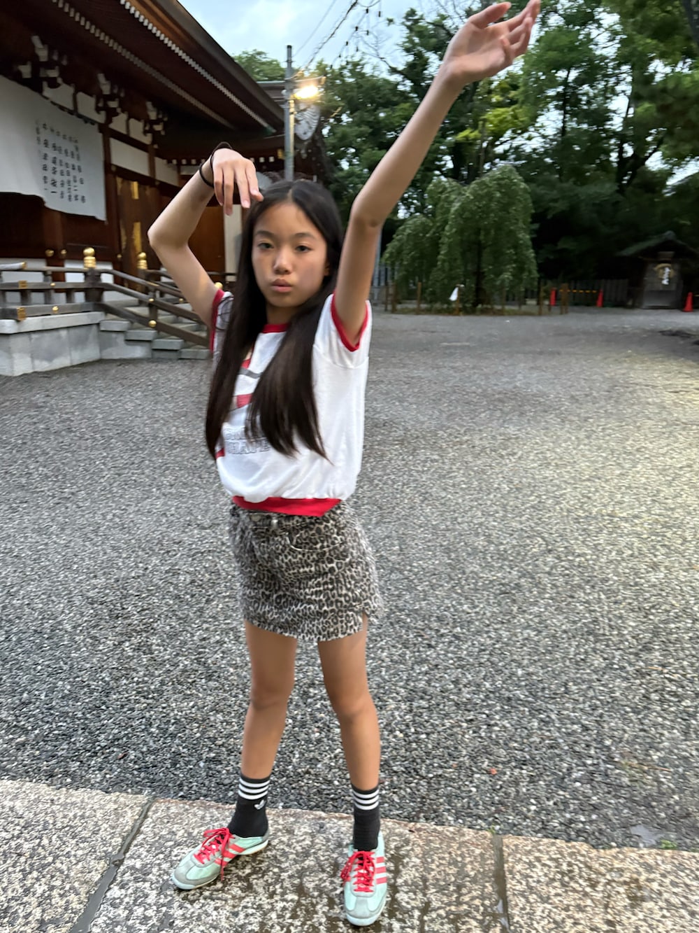ブルー系のスニーカー、グレー系のパンツ、ホワイト系のTシャツ/カットソーを着用したキッズの夏コーディネートの2枚目の写真