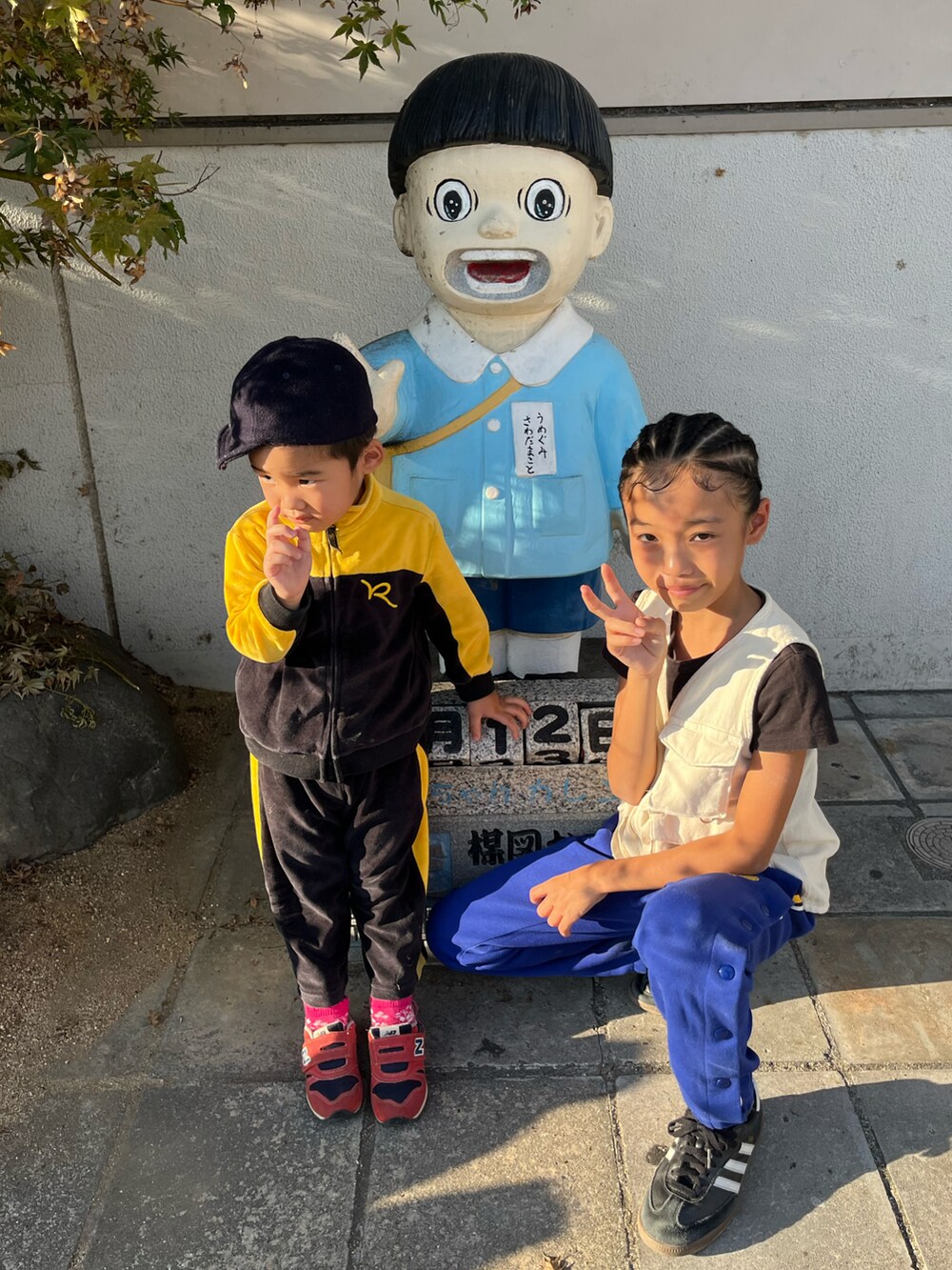 「スエットパンツ、キャンプベスト、休日スタイル」｜「ZARA KIDSのアイテム（ベスト、ホワイト系）」を使った、miperoさん（キッズ・135cm）の秋コーディネートの2枚目の写真