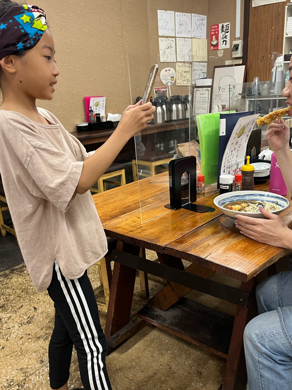 ブラック系のビーチサンダル、ピンク系のTシャツ/カットソー、ブラック系のレギンス/スパッツを着用したキッズの秋コーディネートの2枚目の写真