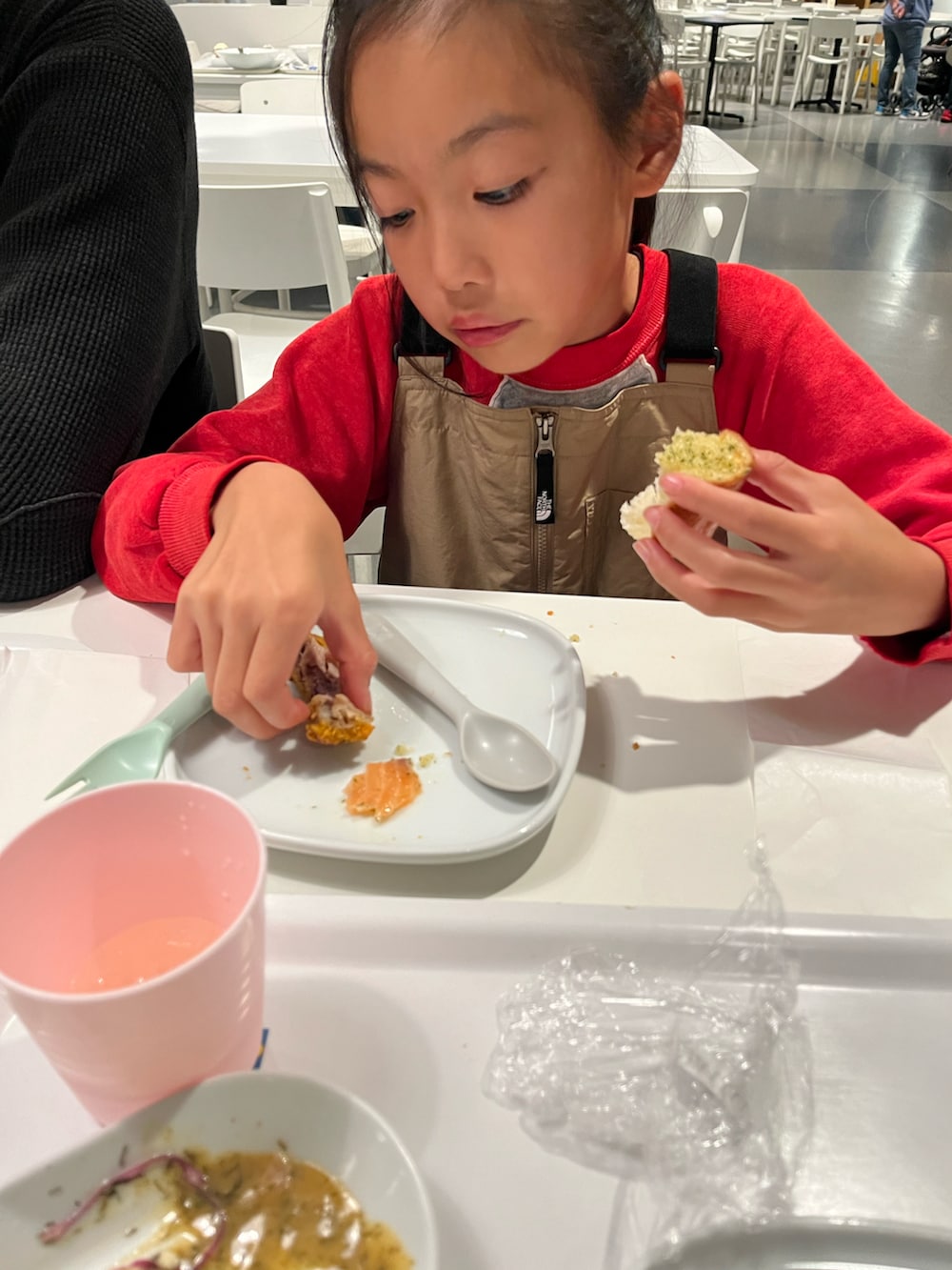 ベージュ系のサロペット/オーバーオール、グリーン系のスリッポン、グレー系のスウェットを着用したキッズの秋コーディネートの3枚目の写真